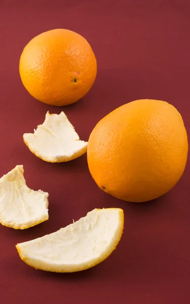 Δύο πορτοκάλια με φλούδα πορτοκαλιού Εικόνα Αρχείου