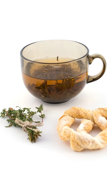 Taza de té verde con un paquete de hierbas —  Fotos de Stock