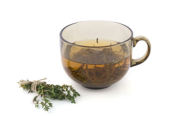 Tasse de thé vert avec un paquet d'herbes — Photo