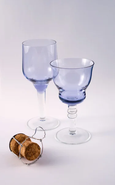 Blaue Gläser mit Sektkorken lizenzfreie Stockfotos