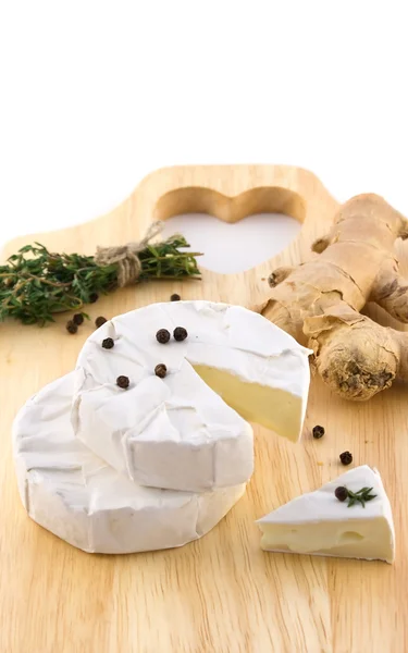 Τυρί και μια δέσμη των βοτάνων Εικόνα Αρχείου