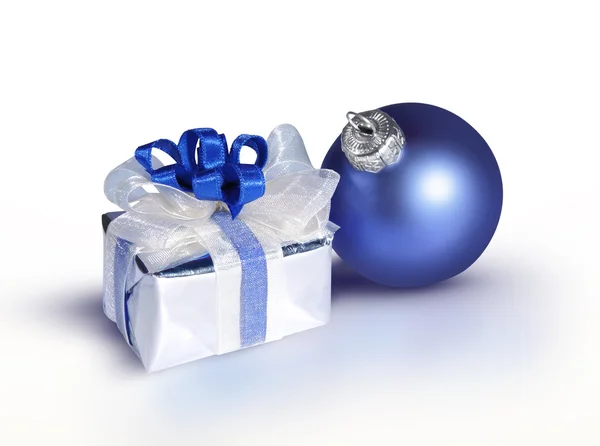 Presente e bola azul — Fotografia de Stock