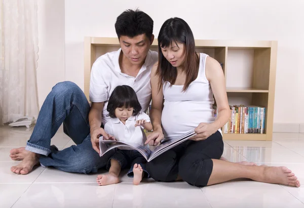 Asya aile öğrenme — Stok fotoğraf