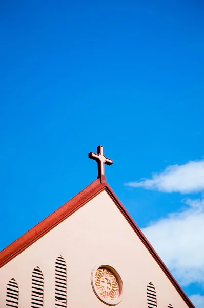 Iglesia con cielo azul — Foto de Stock