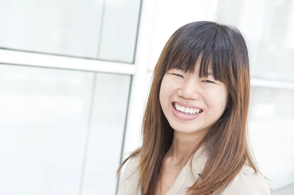 Asiático negocios mujeres sonriendo con oficina fondo —  Fotos de Stock