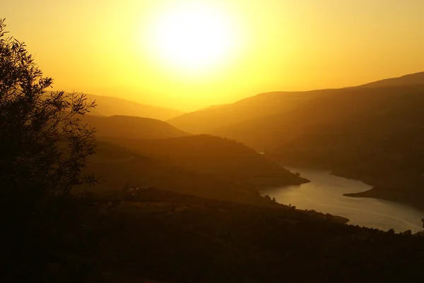 Pôr do sol sobre uma paisagem jordaniana Fotos De Bancos De Imagens