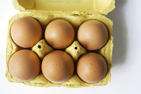 Eierbox mit sechs Eiern lizenzfreie Stockbilder