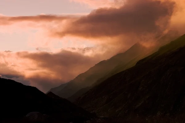 Pôr do sol nas montanhas de Caucas — Fotografia de Stock