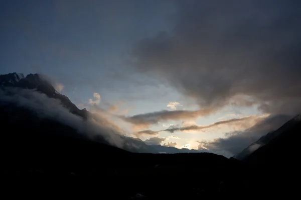 Sonnenuntergang in den Kaukasusbergen — Stockfoto