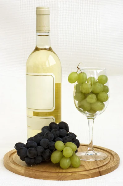 Nature morte avec vin blanc et raisins — Photo