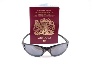 pasaport ve güneş gözlüğü