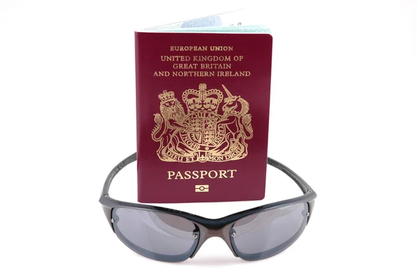 Passport and sunglasses — Stock Photo, Image