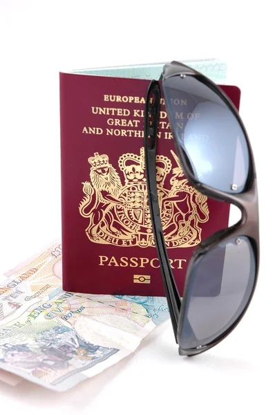 Passeport argent et lunettes de soleil — Photo