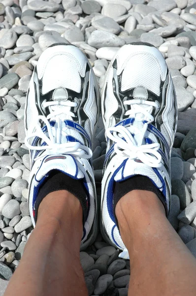 Çakıl taşları üzerinde koşu ayakkabıları — Stok fotoğraf
