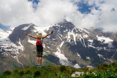 Dağlar zafer, tırmanma, turizm kavramı turist Hiking Backpacker insanlarda