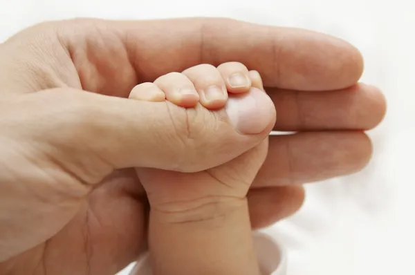 Dětské ruky, otce a nové narozený dítě, rodič novorozené dítě, rodinná pomoc — Stock fotografie