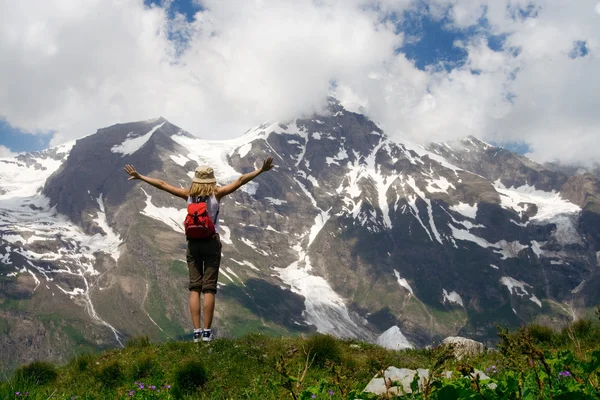 Menschen in den Bergen Sieg, touristische Wandern Backpacker Klettern, Tourismuskonzept — Stockfoto