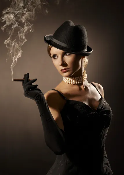 Frau raucht Zigarette, Mädchen raucht weibliche Zigarre, Modell Retro-Porträt Stockfoto