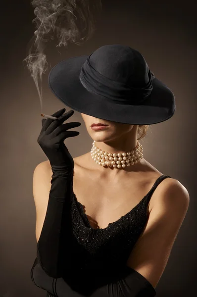 Lady en sigaret — Stockfoto