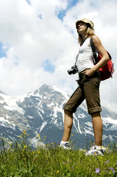 Kadın turist Hiking Dağları, kız Backpacker tırmanma, turizm seyahat