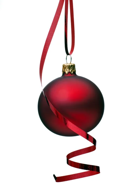 Bola de Navidad con una cinta rizada — Foto de Stock