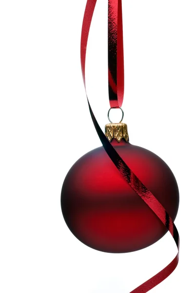 Bola de Natal com uma fita encaracolada — Fotografia de Stock
