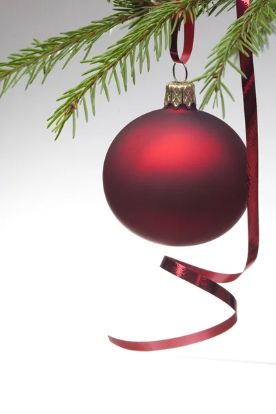 Weihnachtskugel mit Schleife — Stockfoto
