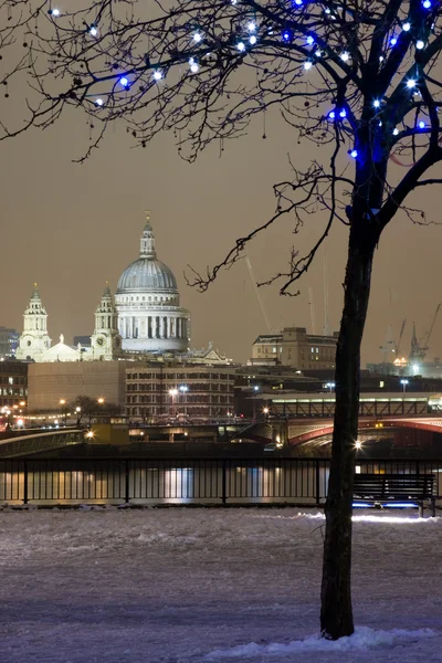 St. Pauls in the snow from South Bank — Stock Photo, Image