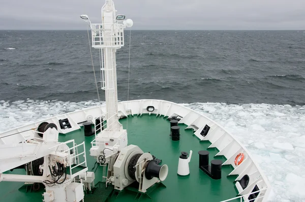 Nave ai margini del ghiaccio marino — Foto Stock