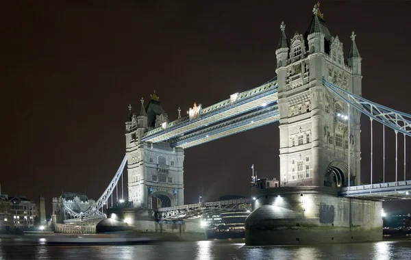 夜に、ロンドンのタワー ブリッジ — ストック写真