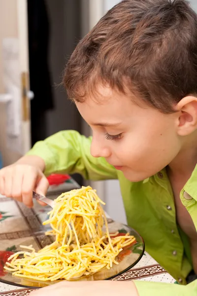 Kid eating pasta — Zdjęcie stockowe