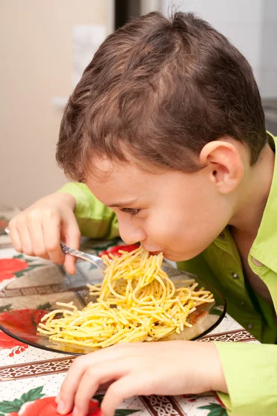 孩子吃意大利面 — 图库照片