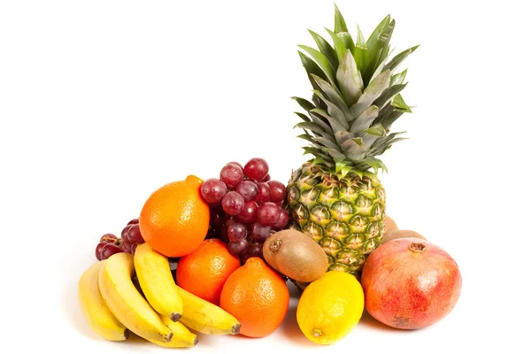 Stapel van heerlijke tropische vruchten — Stockfoto