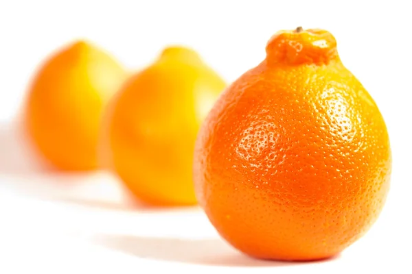 Спелые апельсины изолированы на белом — стоковое фото