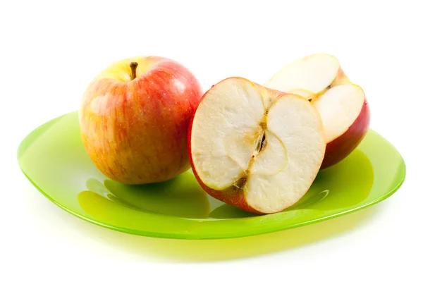 Яблоки на зеленой тарелке — стоковое фото