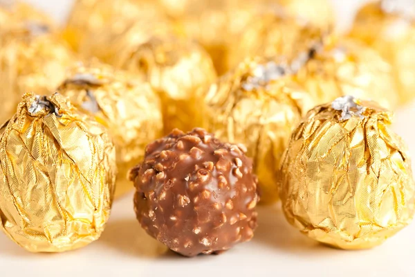Вкусные конфеты в золотой фольге — стоковое фото