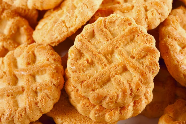 Mucchio di biscotti isolato su bianco — Foto Stock