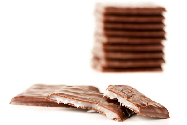 白いクリーム色の詰物が付いているチョコレート — ストック写真
