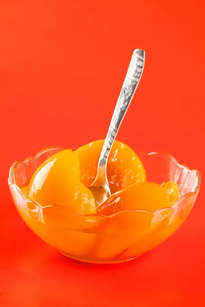Helften perziken op siroop — Stockfoto