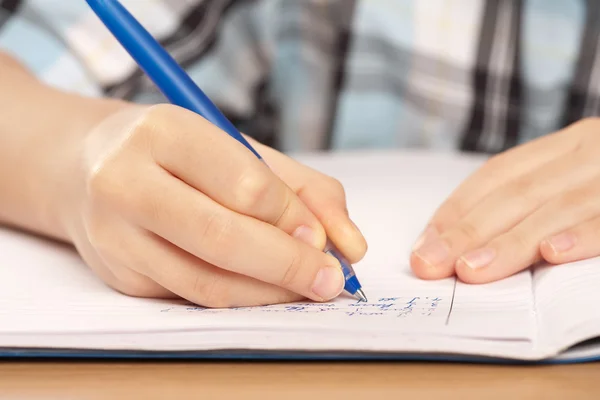 Anonymní žák ruční psaní domácích úkolů — Stock fotografie