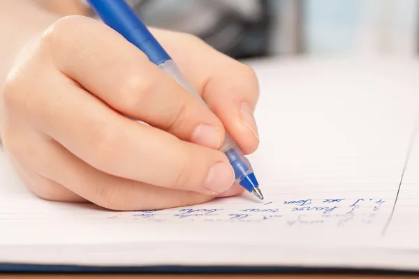 Anonieme leerling hand schrijven huiswerk — Stockfoto