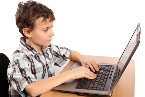 Schüler macht Hausaufgaben am Laptop — Stockfoto