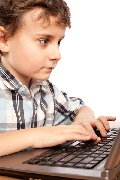 Skolpojke göra läxor på laptop — Stockfoto