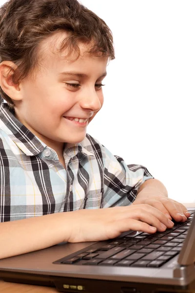 Školák dělat domácí úkoly na laptop — Stock fotografie