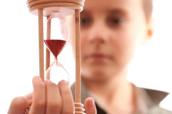 Skolpojke innehar ett timglas — Stockfoto