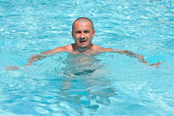 Jonge man in een zwembad — Stockfoto