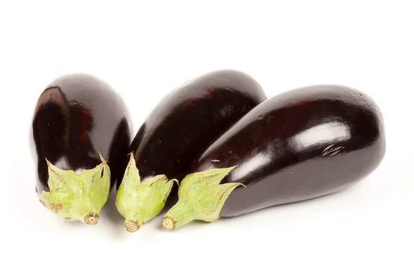 Verse bio aubergines geïsoleerd — Stockfoto