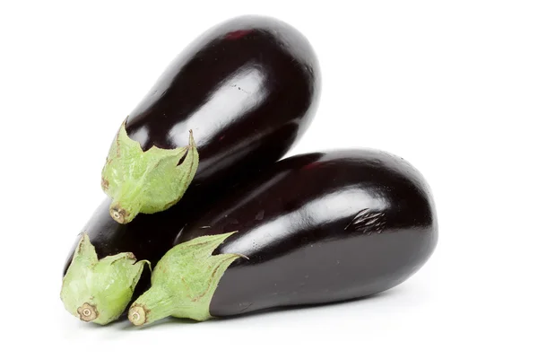 Verse bio aubergines geïsoleerd — Stockfoto