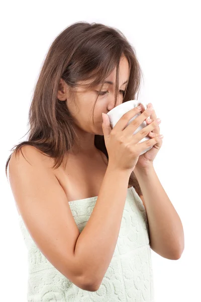Młoda kobieta pijąca kawę — Zdjęcie stockowe
