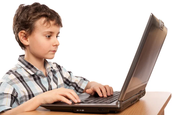 Skolpojke göra läxor på laptop Stockfoto